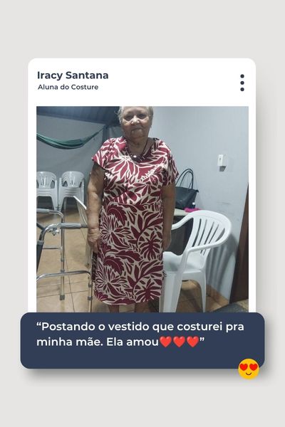 Iracy Santana, aluna do Costure, com o Vestido Conquista que costurou para a mãe