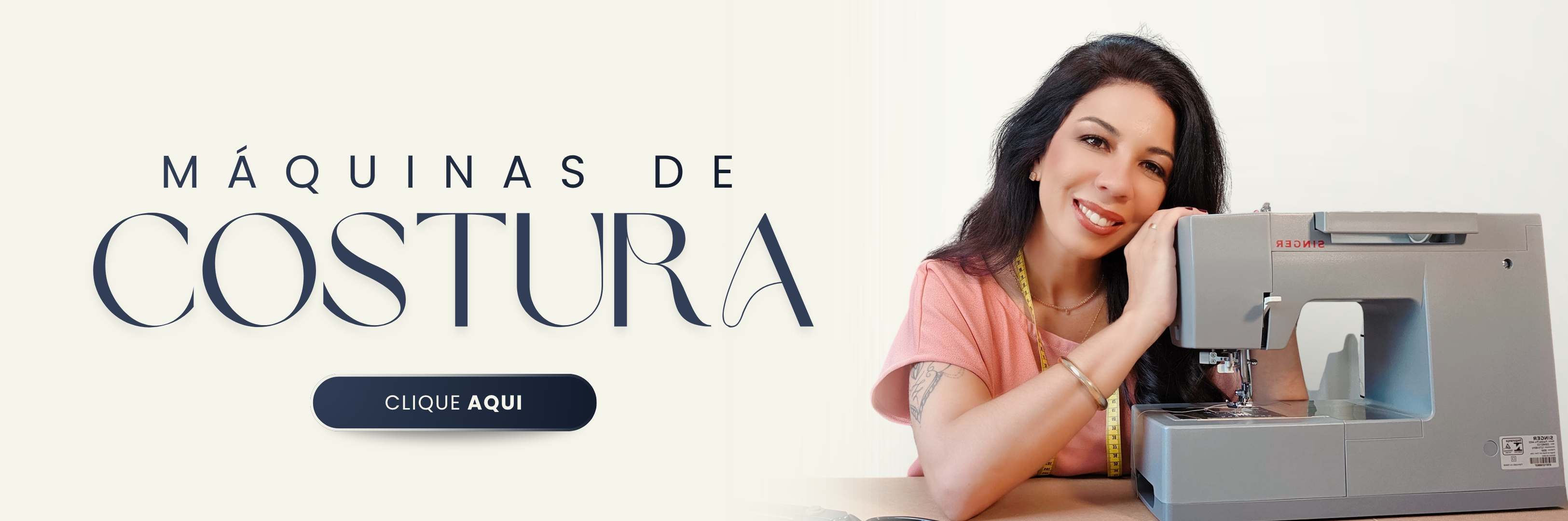 Banner de máquinas de costura com Josi Faria ao lado de uma máquina Singer